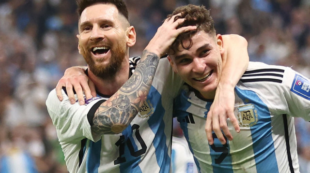 חוליאן אלברס עם ליאונל מסי שחקני נבחרת ארגנטינה חוגגים (צילום: רויטרס)