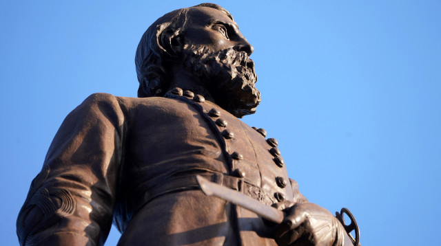 פסלו של לוטננט־גנרל היל בריצ'מונד לפני שפורק (צילום: רויטרס)