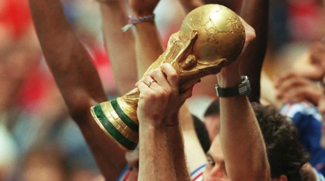 הנפת גביע העולם בכדורגל (צילום: GettyImages)