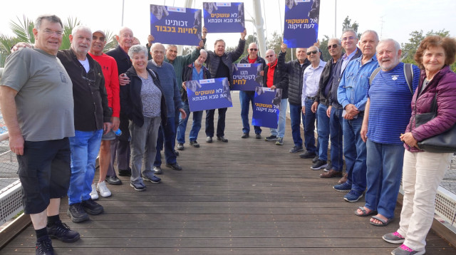 גמלאי גבעתיים מוחים על על הגשר שליד הקניון (צילום: איציק רובין)