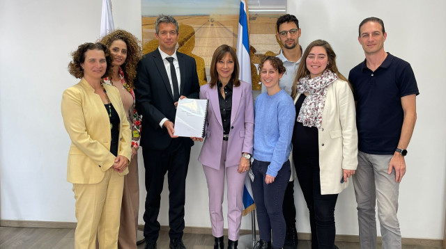 שר התקשורת יועז הנדל והוועדה לאסדרת הרגולציה (צילום: דוברות משרד התקשורת)