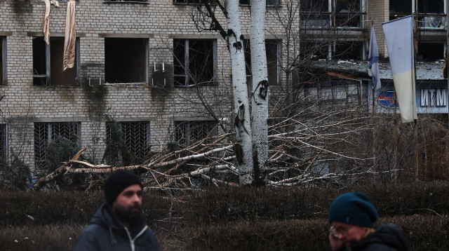 אנשים עומדים מחוץ לאוניברסיטה שניזוקה ממתקפת טילים לאחרונה בקרמטורסק, אוקראינה (צילום: REUTERS/Shannon Stapleton)