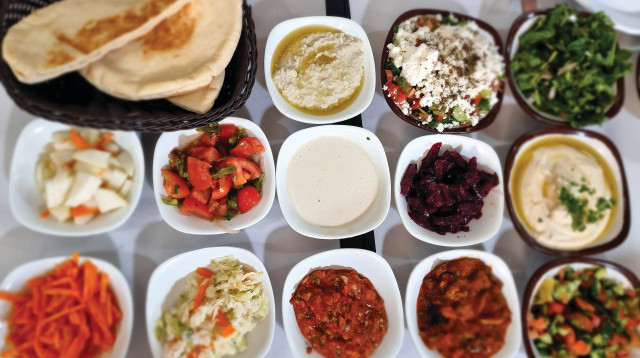 סלטים במסעדת “טאבון פאטמה” (צילום: פרטי)