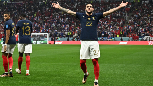 תאו הרננדז שחקן נבחרת צרפת חוגג שער (צילום: רויטרס)