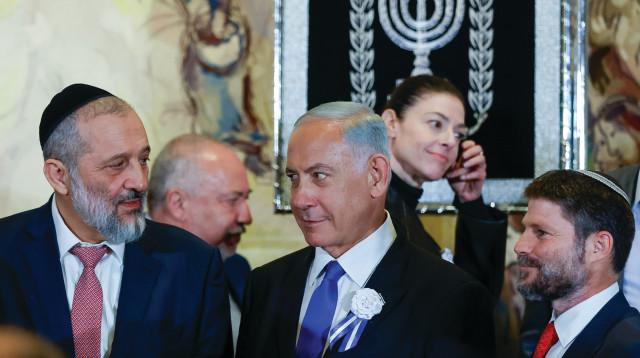 בצלאל סמוטריץ', בנימין נתניהו ואריה דרעי באירוע השבעת הכנסת ה-25 (צילום: אוליבייה פיטוסי, פלאש 90)