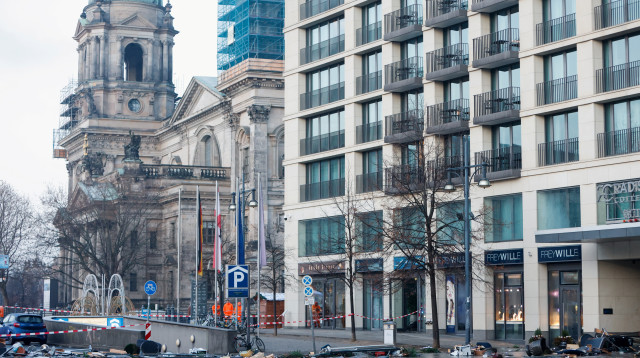 אזור סמוך למלון רדיסון בלו בברלין, מלא בפסולת לאחר דליפת האקווריום הגדול (צילום: REUTERS/Michele Tantussi)