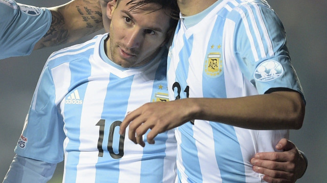 חאבייר פסטורה עם ליאונל מסי במדי נבחרת ארגנטינה, 2015 (צילום: GettyImages, JUAN MABROMATA/AFP)