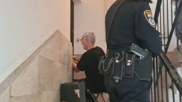 פקחי העירייה באחת מהדירות המפוצלות. "תופעה מסוכנת" (צילום: דוברות עיריית פתח תקווה)