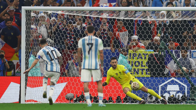 גמר מונדיאל 2022: ליאונל מסי שחקן נבחרת ארגנטינה מכניע את הוגו לוריס שוער נבחרת צרפת בפנדל (צילום: רויטרס)