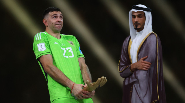 אמיליאנו מרטינס עם גביע השוער המצטיין, מונדיאל 2022 (צילום: רויטרס)