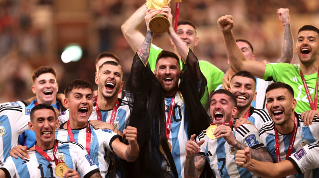 גמר מונדיאל 2022: ליאונל מסי, שחקן נבחרת ארגנטינה מניף את הגביע (צילום: GettyImages)