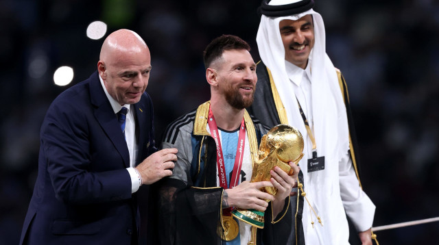 ליאונל מסי מולבש בבישט קטארי על ידי אמיר קטאר, ג'אני אינפנטינו נשיא פיפ"א (צילום: GettyImages, Richard Heathcote)