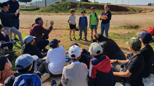 ילדי הכיתה במעמד חלוקת התעודות יחד עם דר עינת עמבר-ערמון, ההורים והמורה שלומית אלימור (צילום: שקד כהן)