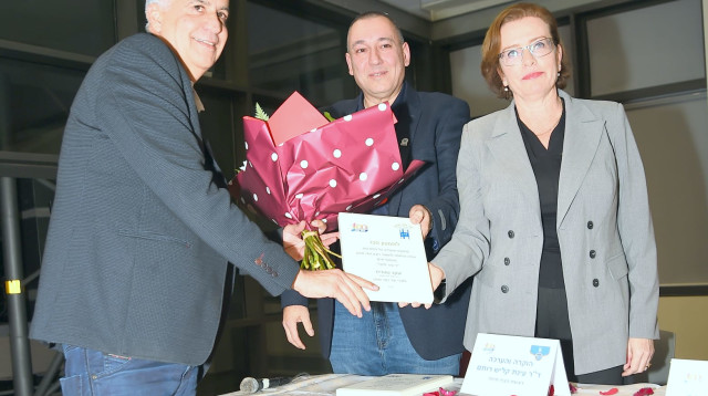 שמעון סבג מקבל פרס על מפעל חיים מרובע נווה שאנן בחיפה (צילום:  יוסף הירש)