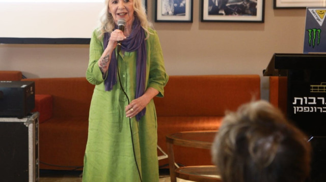 מתרגשת מאד. ג'וזי כץ בכנס עיתונאים בהיכל התרבות (צילום: אסף לב)