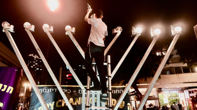 הדלקת נרות חנוכה בכיכר דיזנגוף תל אביב (צילום: אבשלום ששוני)