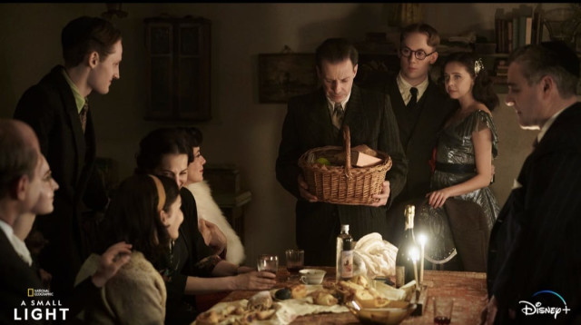 משפחת פרנק ומשפחת חיס חוגגות את חג החנוכה במחבוא (צילום: באדיבות דיסני פלוס)