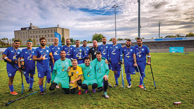 נבחרת ישראל לכדורגל לקטועי גפיים ובעלי מוגבלויות. השמיים הם הגבול (צילום: מיכל נחמה )