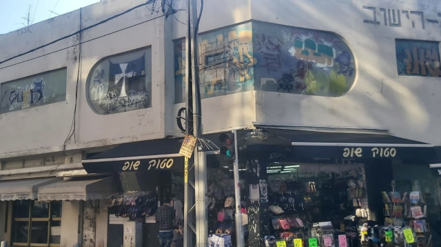 כיכר העצמאות. "כבר תקופה ארוכה שהחזיתות מוזנחות" (צילום: משה כהן)