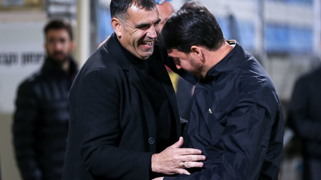 התחילו את הערב מחויכים. ניר ברקוביץ' עם מנחם קורצקי (צילום: מאור אלקסלסי)