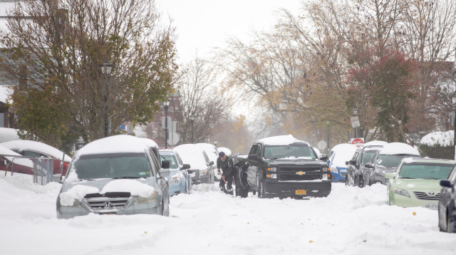 רכבים קבורים בשלג בבאפלו שבמדינת ניו יורק (צילום: רויטרס)