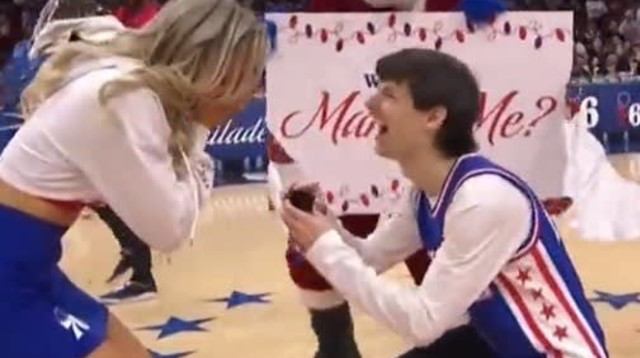 אוהד פילדלפיה סיקסרס מציע נישואים למעודדת בשידור חי, ונקטל על ידי המגיבים (צילום: צילום מסך, טוויטר)