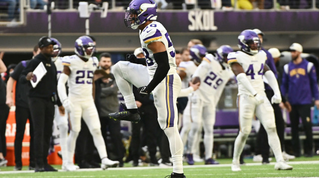 ג'ורדן היקס ומינסוטה על הגובה (צילום: GettyImages, Stephen Maturen)