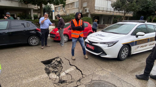 הבור שנפער בתל אביב (צילום: אבשלום ששוני)