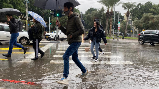 גשם בתל אביב (צילום: אבשלום ששוני)