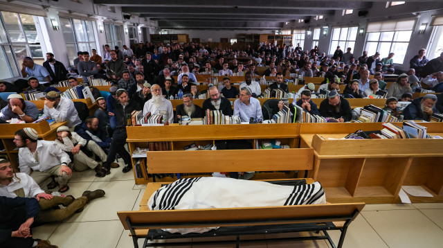 הלווית הרב חיים דרוקמן (צילום: יונתן זינדל, פלאש 90)