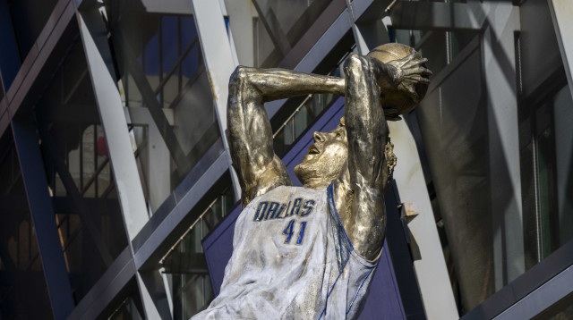 הפסל בירר את הזווית המדויקת של הגוף בזריקה האייקונית (צילום: רויטרס)