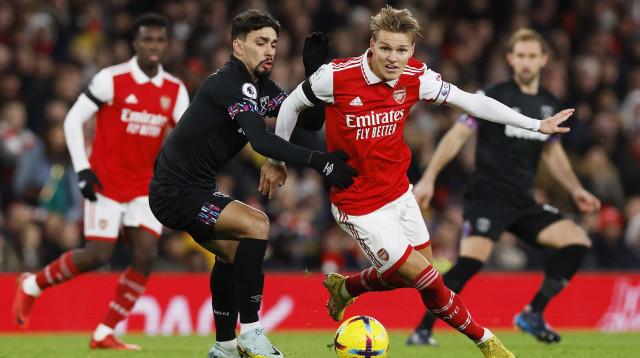 מרטין אודגור, שחקן ארסנל לצד לוקאס פאקטה, שחקן ווסטהאם (צילום: רויטרס)