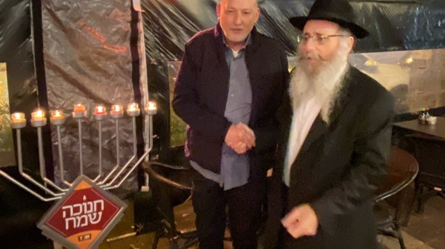 גולדשטיין והרב בקרמן ב"נאו סושי בר". "נמשיך להפיץ אור בעולם" (צילום: באדיבות המצולמים)