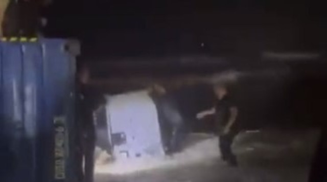 שולפים מקרר בחוף אשקלון (צילום: צילום מסך טוויטר)