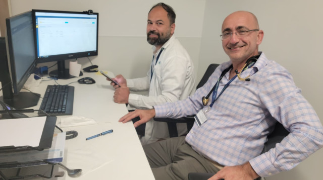 פרופ' עדי לייבה וד"ר יחיא ג'אבר פוגשים מטופלים בבית החולים הוירטואלי. (צילום: מרינה לוין, בית חולים אסותא אשדוד)