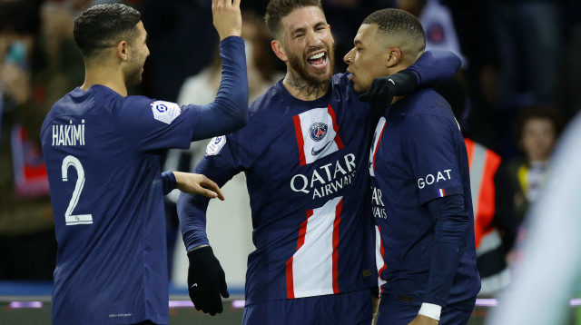 קיליאן אמבפה חוגג שער ניצחון לצד סרחיו ראמוס, אשרף חכימי, שחקני פריז סן ז'רמן (צילום: רויטרס)