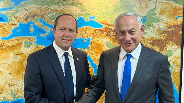 בנימין נתניהו, ניר ברקת (צילום: דוברות הליכוד)