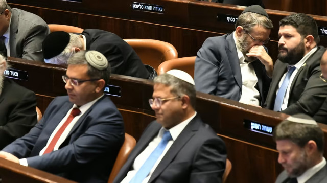 ח"כ משה גפני ומאיר פרוש בזמן נאום אוחנה  (צילום: ראובן קסטרו, וואלה!)