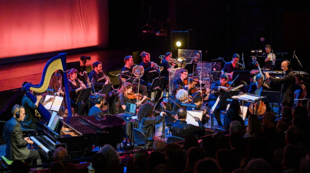 יוסי בנאי ותזמורת המהפכה  (צילום: משה צי'טיאת)