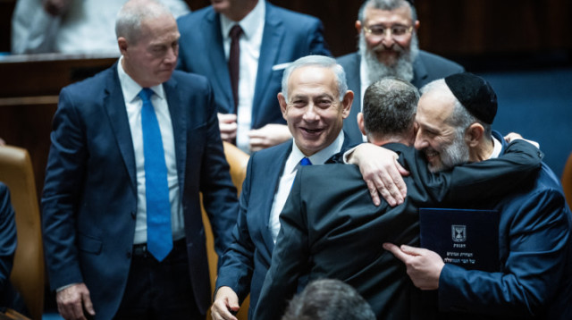 נתניהו, גלנט, דרעי חוגגים את הממשלה החדשה (צילום: יונתן זינדל, פלאש 90)