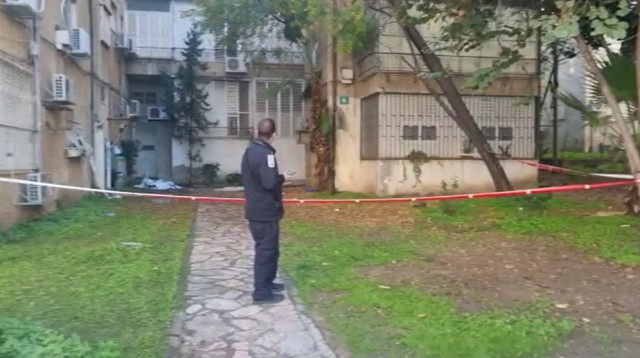 זירת השריפה בפתח תקווה (צילום: אלון חכמון)