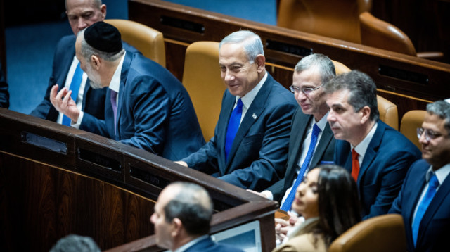 נתניהו, גלנט, דרעי חוגגים את הממשלה החדשה (צילום: יונתן זינדל, פלאש 90)