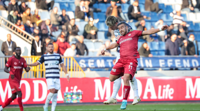 דיא סבע שחקן סיבאספור לפני מיקאל טירפאן שחקן קסימפאשה (צילום: GettyImages, BSR Agency)