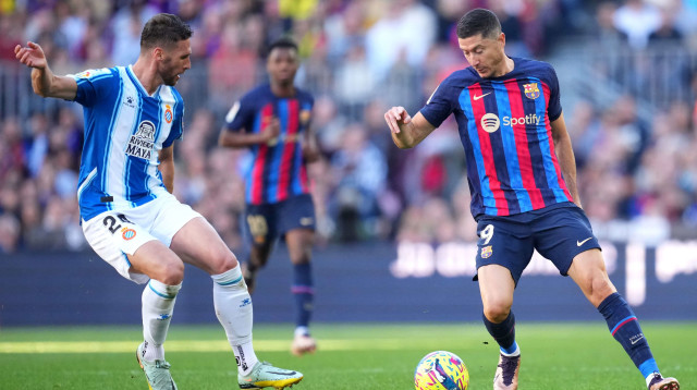 שחקן ברצלונה רוברט לבנדובסקי מול שחקן אספניול סרג'י גומס (צילום: GettyImages, Alex Caparros)
