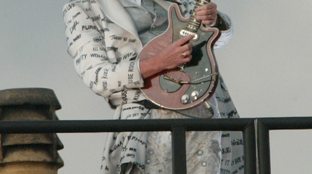 בריאן מיי במהלך חגיגות יובל הזהב למלכה אליזבת (צילום: רויטרס)