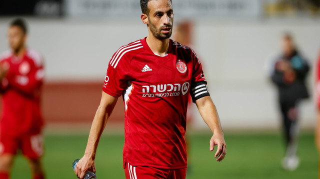 דן איינבינדר שחקן הפועל תל אביב (צילום: מאור אלקסלסי)