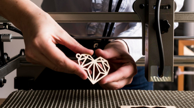 חריטה בלייזר – חזרה של עטרה ליושנה (צילום: FREEPIK)