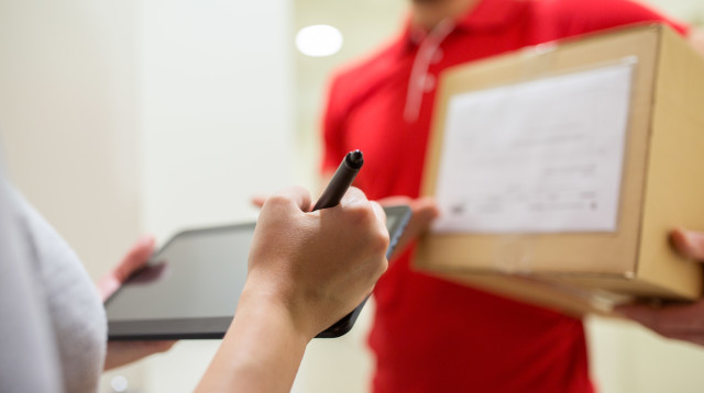 100 חבילות הגיעו לביתה של בת 75 (צילום: אינג'אימג')