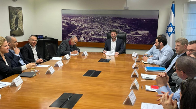 סמוטריץ' בפגישה עם צמרת משרד האוצר (צילום: משרד האוצר)