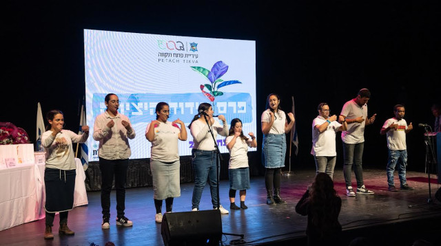 חברי להקת בית הספר לחינוך מיוחד ממ"ד שלום, שהופיעו באירוע וריגשו את הקהל (צילום: דוברות עיריית פתח תקווה)